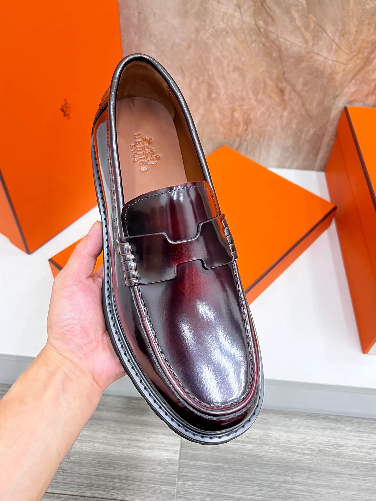Original order quality P840 Brand: Hermès Standard code: Men's code: 39.40.41.42.43.44. (38.45 custom-made Grade: Same as the official website Original order quality Material: Original cowhide Original breathable cowhide lining Original outsole Style category: Men's fashionable casual leather shoes Color: Actual picture